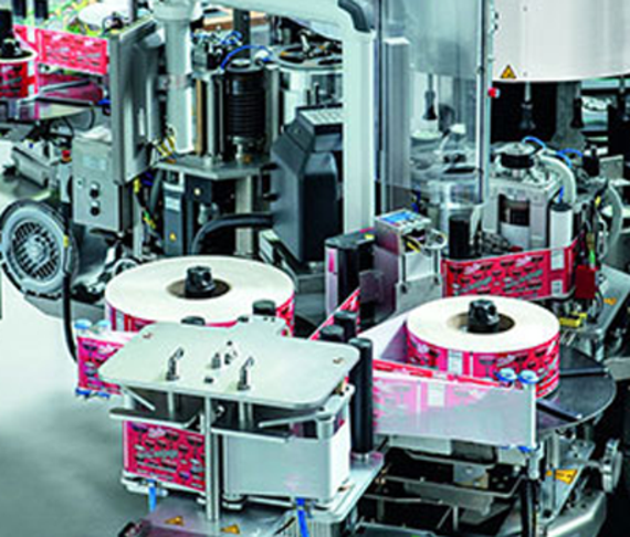 Labelling machine with drylin® W profile rail
