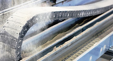 Protection against dirt and swarf for energy chains